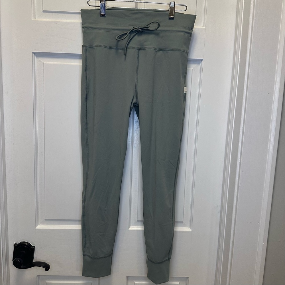 Vuori Women's Leggings in Sage Green